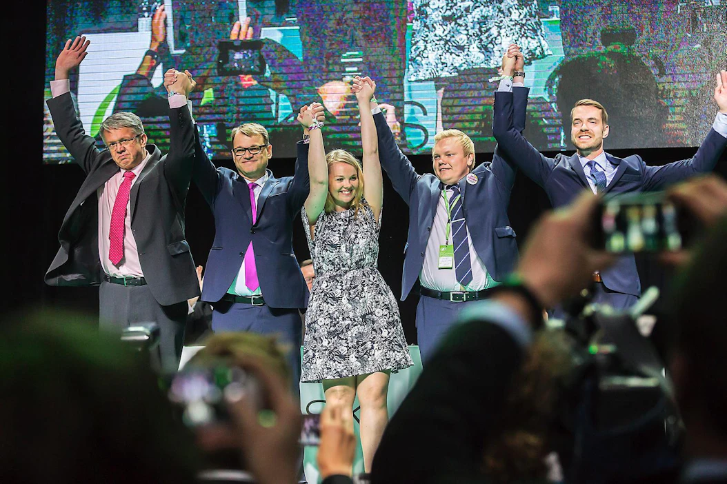 Keskustan puoluejohto tuuletti valintaansa lauantaina Seinäjoen puoluekokouksessa. Vasemmalta kuvassa varapuheenjohtaja Juha Rehula, puheenjohtaja Juha Sipilä, varapuheenjohtajat Katri Kulmuni ja Antti Kurvinen sekä puoluesihteeri Jouni Ovaska.