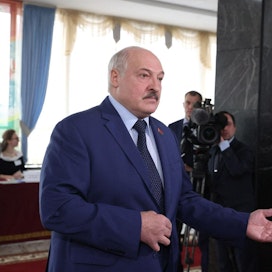Perustuslain peukaloinnilla Lukashenka seuraa Venäjän Vladimir Putinin jalanjäljissä.