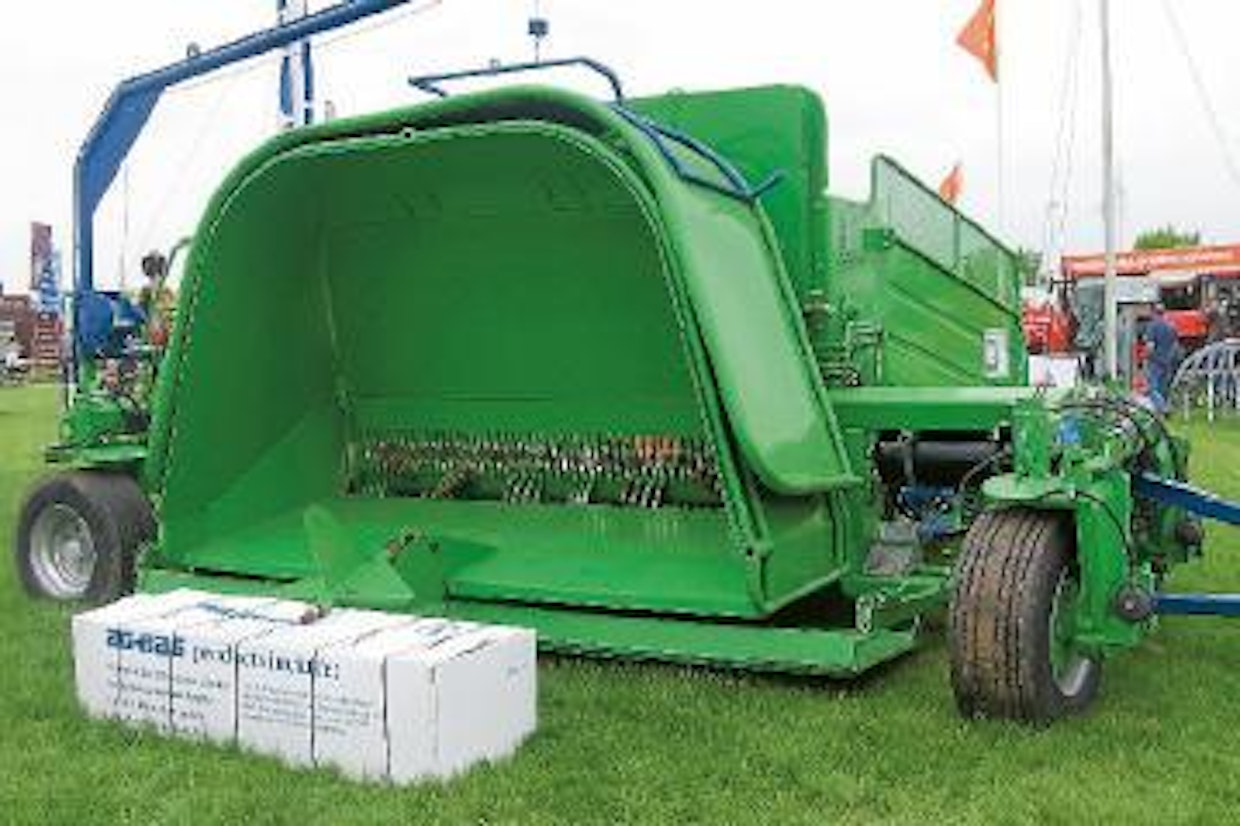 Nurmirehun varastointimenetelmänä esiteltiin AG Bagger G 7000 ‑rehunpakkauskone, jolla silppurilla tai noukinvaunulla korjattu rehu varastoidaan halkaisijaltaan 2,4–3 m muovikalvoon. Kun koneen edessä on 180 hp traktori, valmistaja ilmoittaa kapasiteetiksi 75–125 tonnia tunnissa. www.ag-bag.de