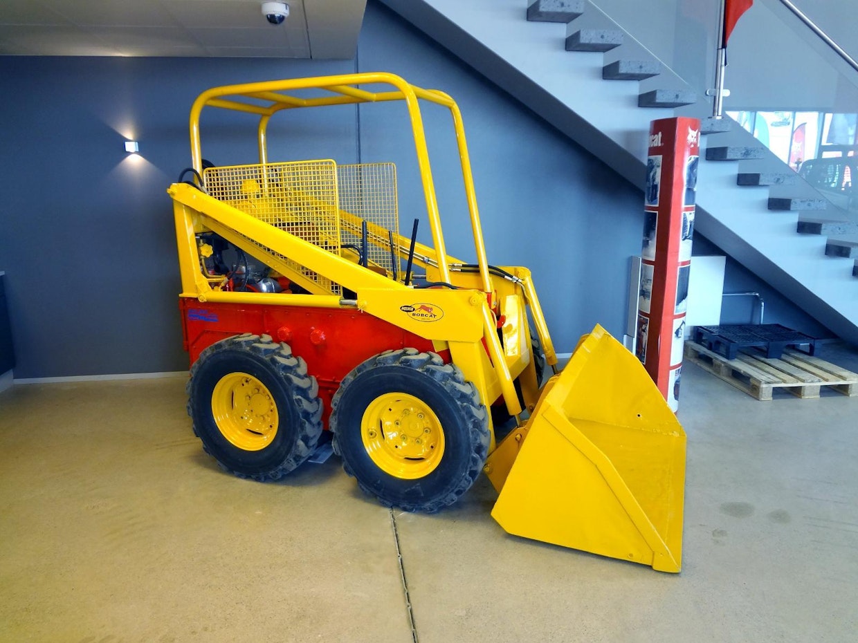 Ensimmäiset Bobcatit tulivat Suomeen Englannista ja ne olivat mallia M-444. Yllättäen kaikkein ensimmäisenä Suomeen tuotu kone on säästynyt. Sitä tarjottiin taannoin maahantuojalle ja nyt se on entisöitynä Real Machineryn toimitiloissa Lempäälässä.