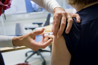 Pneumokokkirokotteen uusiin kohderyhmiin kuuluu Suomessa arviolta noin 100 000 henkilöä.