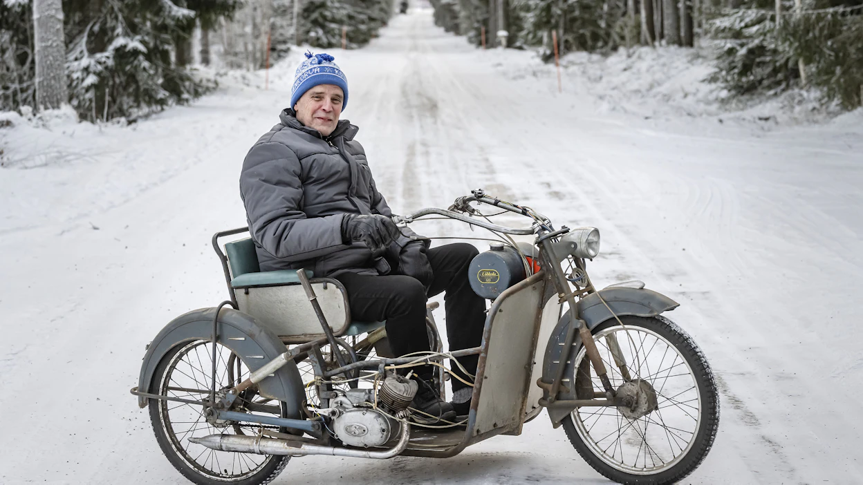 Koskenkorvalainen Markku Sivula tuntee Erkkola-invamopedit läpikotaisin. Tämä kaksivaihteinen malli on vuodelta 1961.