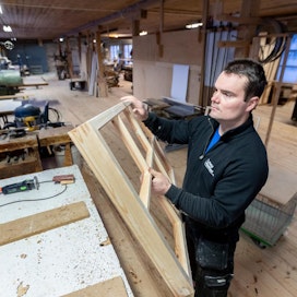 Johannes Ruokonen on kasvanut puualan osaajaksi pääasiassa kotoa saaduilla opeilla. Taskussa on silti myös puusepän paperit.