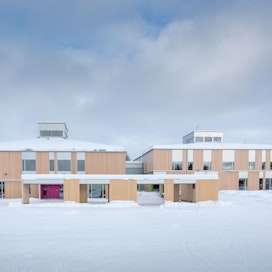 Tuupalan alakoulu ja päiväkoti Kuhmossa otettiin käyttöön helmikuussa 2018. Rakennus sai Puupalkinnon 2018.