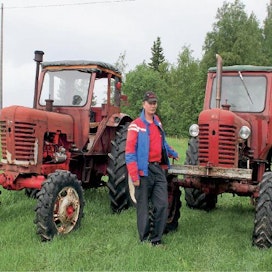 Raimo Meriläisen Belarus-ura alkoi reilut 40 vuotta sitten, jolloin kotitilalle hankittiin ensimmäinen MTZ-50 -traktori. Kuvan 4-vetoiset MTZ-52 -mallit ovat myöhempiä hankintoja, mutta samalta aikakaudelta.