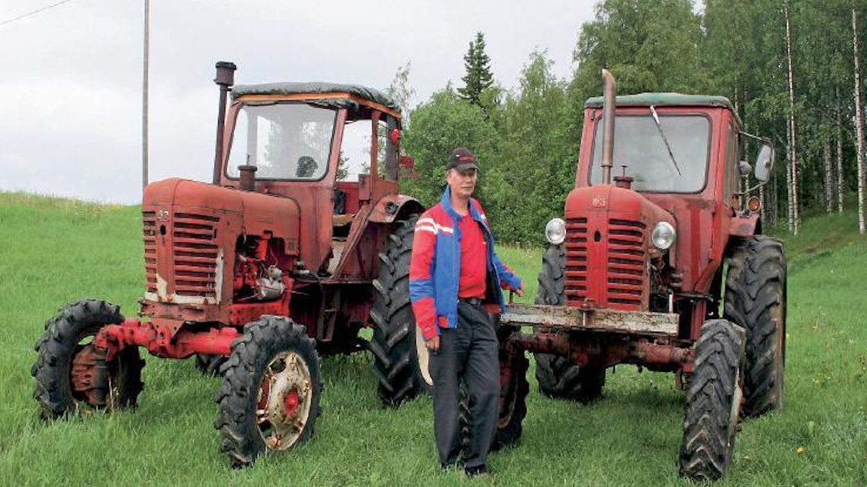 Raimo Meriläisen Belarus-ura alkoi reilut 40 vuotta sitten, jolloin kotitilalle hankittiin ensimmäinen MTZ-50 -traktori. Kuvan 4-vetoiset MTZ-52 -mallit ovat myöhempiä hankintoja, mutta samalta aikakaudelta.