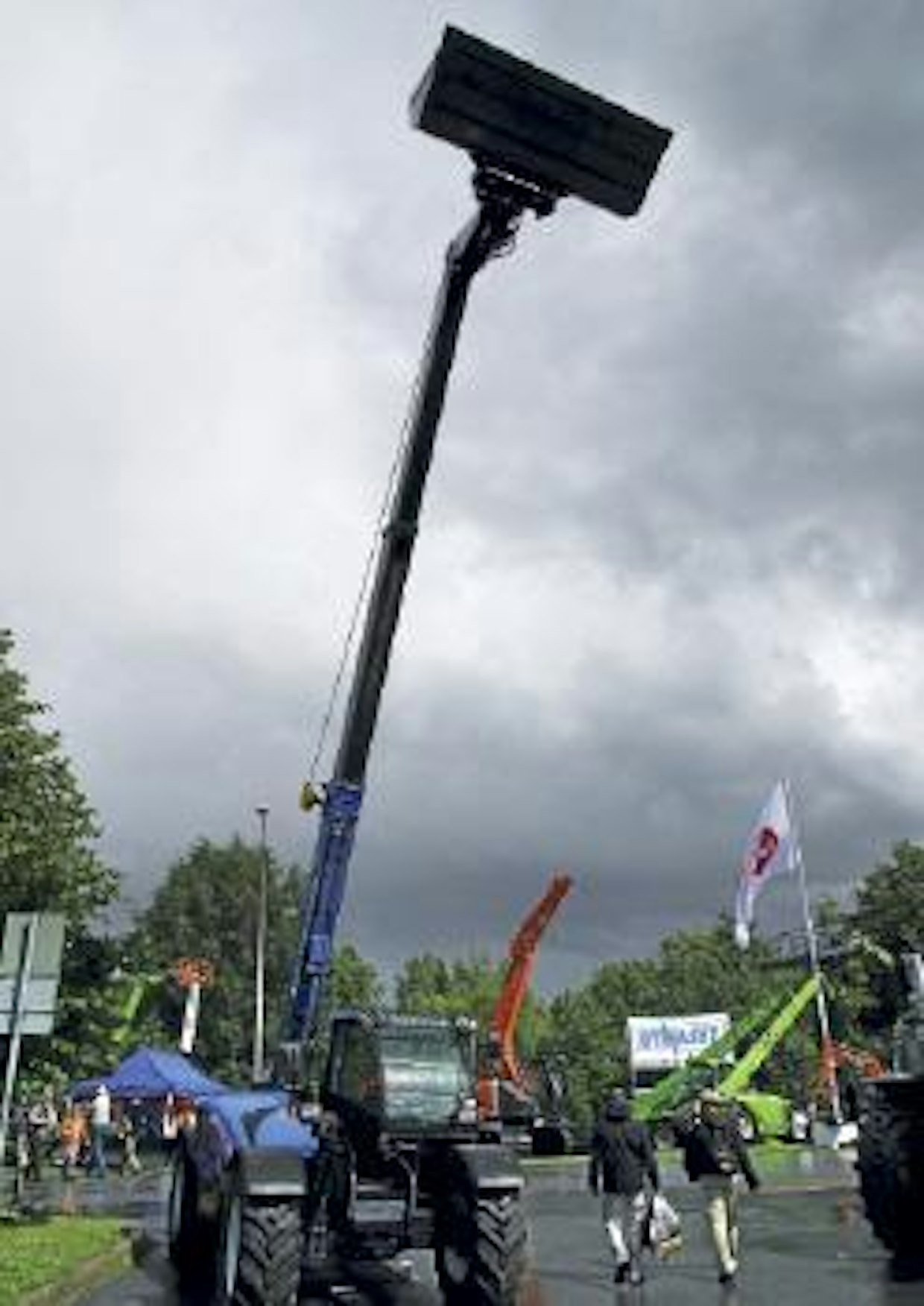New Hollandin LM5080 Plus -kurottaja yltää 9,6 metrin korkeuteen. Sivukaltevalla alustalla toimittaessa kurottajaa voidaan ”suoristaa” etuakselin kallistuskulmaan vaikuttavalla, kaksitoimisella hydraulisylinterillä. Muutoin tekniikka ja suoritusarvot ovat samat kuin Agritekin matalammalle nostavilla NH-kurottajilla. (HH)