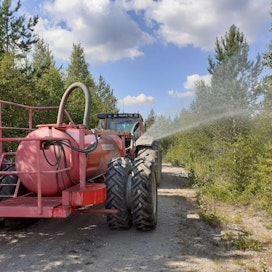 Miikka Korri osallistui palon leviämisen ennaltaehkäisyyn kastelemalla metsäautoteiden ympäristöjä.