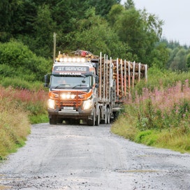 Kuraa, sadetta ja kapeita metsäautoteitä – näin voi kuvailla olosuhteita, joissa skotlantilainen metsäteollisuus kuljettaa puutavaraa tuotantolaitoksille ja satamiin. Koneviesti päästi tutustumaan erilaisiin jatketun lähikuljetuksen kalustoratkaisuihin Metsähallituksen organisoimalla opintomatkalla.
