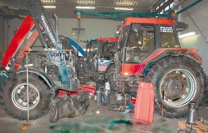 Traktoriin tehtiin vetolevyn vaihto. Katkaistun traktorin etuosaa sovitetaan takaisin omalle paikalleen.