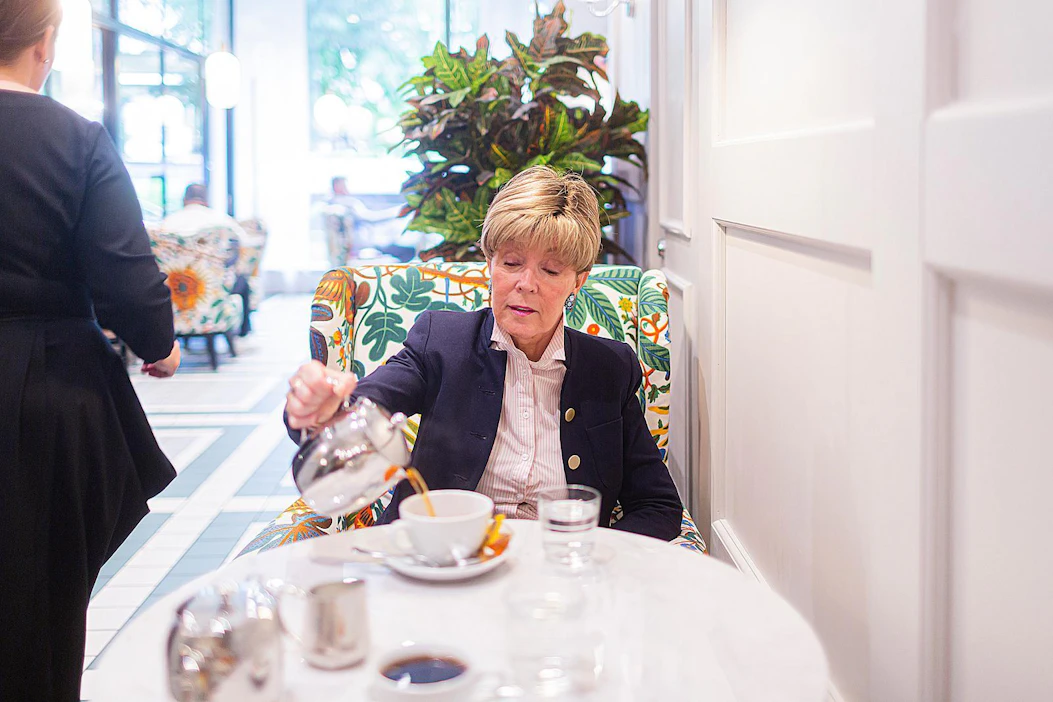 Helena Petäistöstä tuli Ranskassa asuessaan intohimoinen maaseudun puolestapuhuja. Nykyään hänellä on kodit Helsingissä ja Pariisissa.