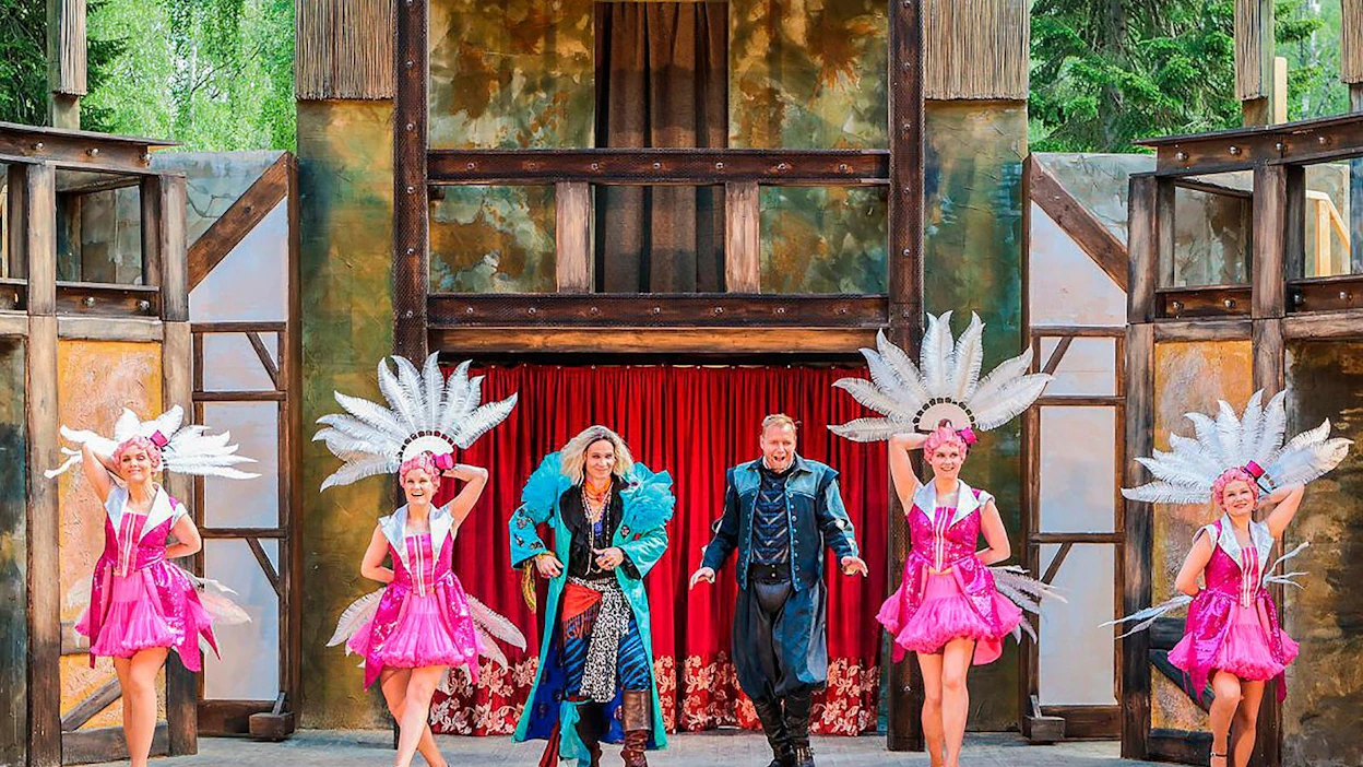 Törnävän kesäteatterissa pyörivä Something Rotten on itseironiaa tihkuva komedia siitä, miten musikaalia tehdään Shakespearen aikaisessa maailmassa. Musikaali sisältää runsaasti viittauksia muihin musikaaleihin.