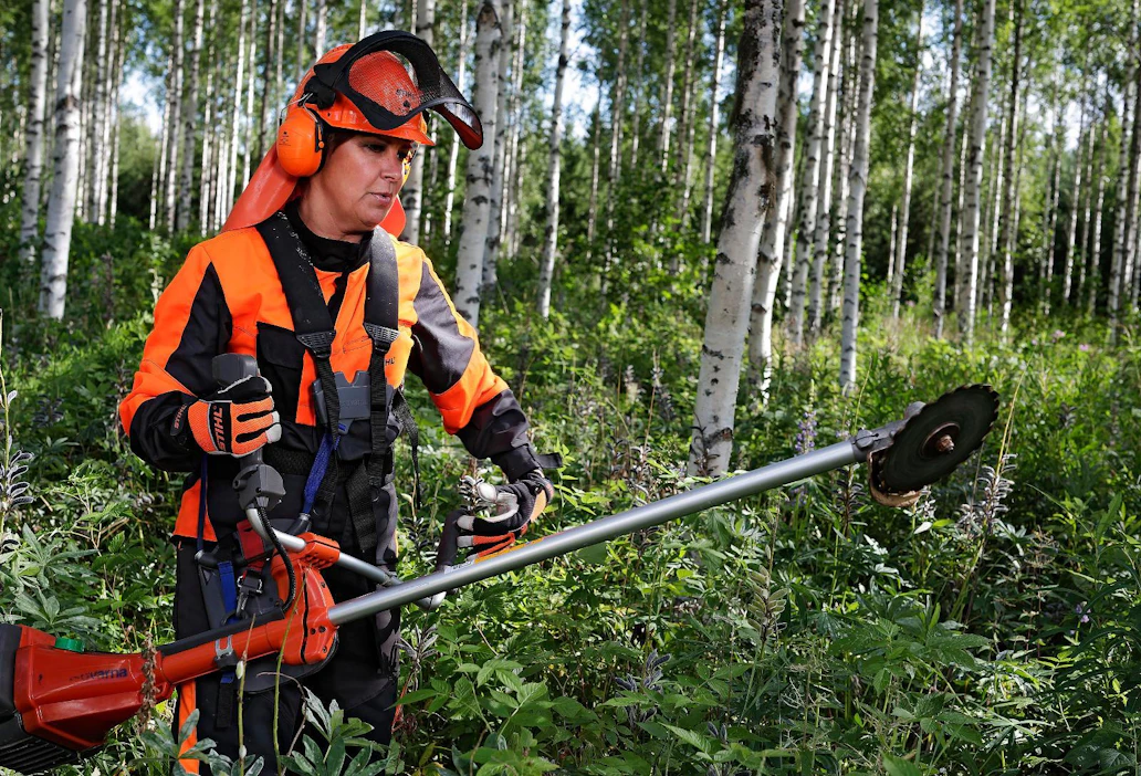Arja Korisevan koronatekemistä ovat remontointi ja metsänraivaus. "Minulle asuminen maalla on mielen ja sielun lepoa."