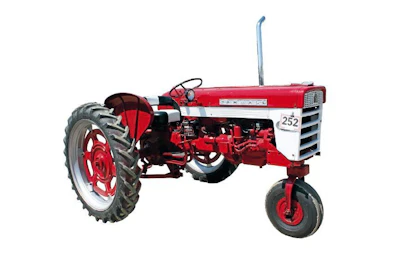 Farmall-tuotemerkin käyttö päättyi vuonna 1973. Merkin 49-vuotisen historian viimeisinä vuosina traktoreita markkinoitiin Farmalleina vain Amerikassa, jatkossa merkkinä oli pelkkä International. Toiseksi viimeiseen Farmall-mallistoon kuuluneet traktorit olivat tämän näköisiä. 30 hv:n Farmall 240 on sarjan kolmanneksi pienin traktori. Sitä valmistettiin vuosina  1958–1962 yhteensä 10 288 kpl.