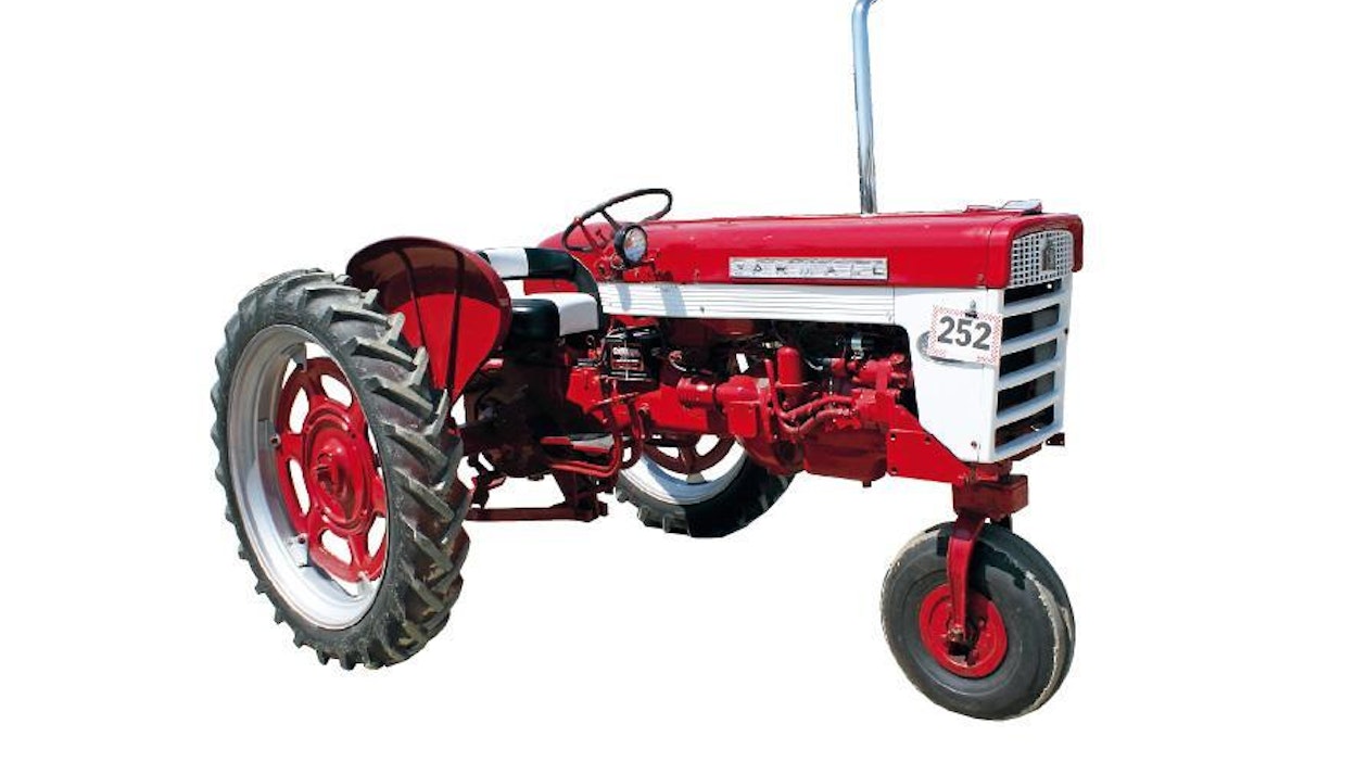 Farmall-tuotemerkin käyttö päättyi vuonna 1973. Merkin 49-vuotisen historian viimeisinä vuosina traktoreita markkinoitiin Farmalleina vain Amerikassa, jatkossa merkkinä oli pelkkä International. Toiseksi viimeiseen Farmall-mallistoon kuuluneet traktorit olivat tämän näköisiä. 30 hv:n Farmall 240 on sarjan kolmanneksi pienin traktori. Sitä valmistettiin vuosina 1958–1962 yhteensä 10 288 kpl.
