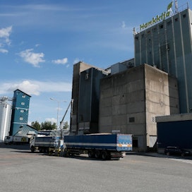 Hankkijan tehtaalla ­Turussa lastataan rehua viitenä ­päivänä viikossa kellon ympäri. ­Perjantaina Jurmo Vuorelan tankkiin lastattiin sikarehua.
