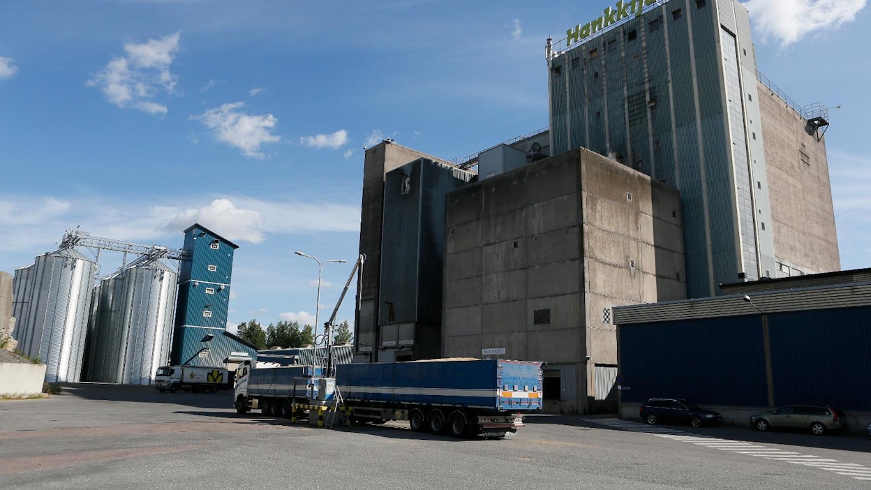 Hankkijan tehtaalla Turussa lastataan rehua viitenä päivänä viikossa kellon ympäri. Perjantaina Jurmo Vuorelan tankkiin lastattiin sikarehua.