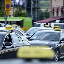 Taksimarkkinoiden kilpailuongelmia käsittelevän kyselyn tarkoituksena oli selvittää erityisesti taksitilauksia välittävien keskusyhtiöiden toimintaa.