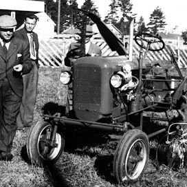 Vuonna 1951 valmistui kymmenen traktorin protosarja, varsinaiseen tuotantoon päästiin seuravana vuotena, jolloin tehtiin jo 75 Valmetia. Niitä esiteltiin kaikissa ”olumppiakesän” maatalousnäyttelyissä. Työkonevalikoimaan kuuluivat Fiskars-aura, Sampo-äes, omaa tuotantoa ollut niittokone ja Seniorin (SAC) toimittama lypsyvarustus.