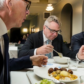 Kristillisdemokraattien varapuheenjohtajan Peter Östmanin (keskellä) mukaan maataloudelle tarvitaan välitön kriisipaketti. Kuvalla oikealla Arto Satonen ja vasemmalla Ari Torniainen lounaalla 2017.