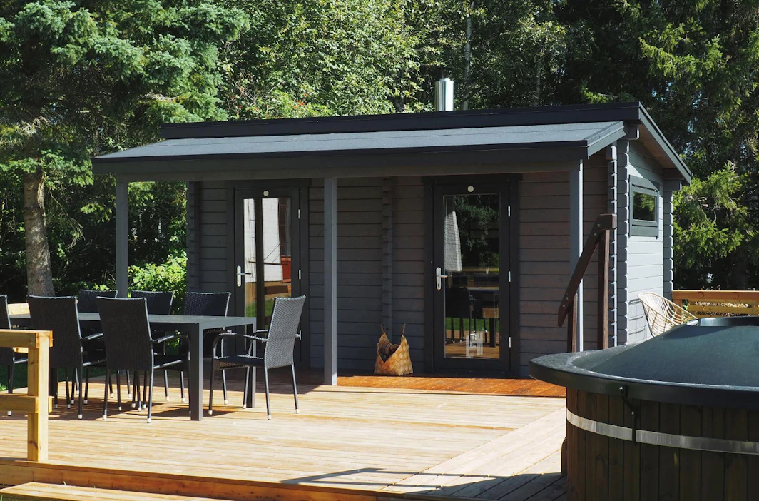 Luoman Oy:n Kihu-pihasaunassa on erillinen sauna ja pukuhuone sekä edessä katettu terassi. Saunan pinta-ala 13,2 m2, terassi 7,4 m2, hinta 6 499 e. Seinissä tuplapontattu 70 x 145 mm:n höylähirsi.