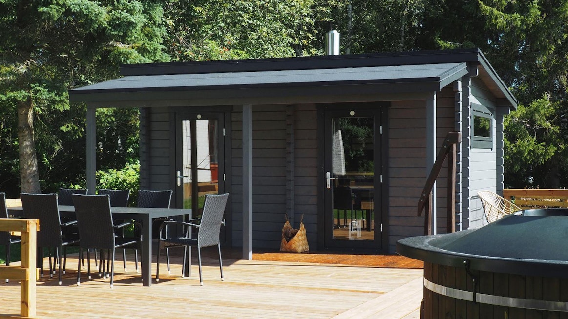 Luoman Oy:n Kihu-pihasaunassa on erillinen sauna ja pukuhuone sekä edessä katettu terassi. Saunan pinta-ala 13,2 m2, terassi 7,4 m2, hinta 6 499 e. Seinissä tuplapontattu 70 x 145 mm:n höylähirsi.