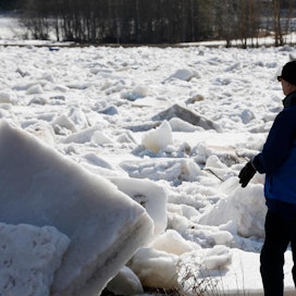 Kiiminkijokeen muodostuneet jääpadot nostattavat veden pinnan tulvakorkeuteen huhtikuussa 2016.