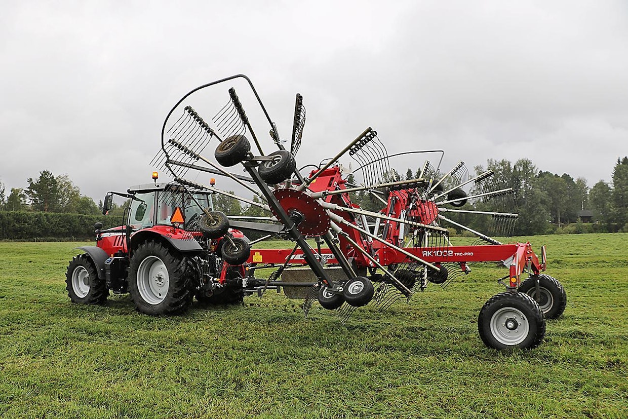 Turun Konekeskus myy Massey Fergusonin karhottimia. Kuvassa RK 1002 Pro, jonka työleveys on 8,8–10 m. (UO)
