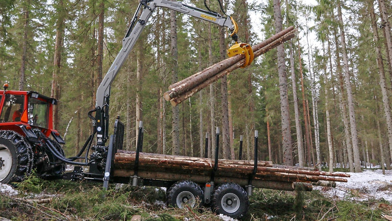 Turun Konekeskus Oy aloitti Trejon Multiforest -metsäperävaunuyhdistelmien myynnin vuonna 2018. Ruotsissa valmistettavan vaunumalliston metsänomistajille tarkoitetussa mallissa on yhdistetty MF950-perävaunu ja V6300-nosturi. Koneviesti kokeili talven aikana yhdistelmää monipuolisesti hakkuutyömailla.