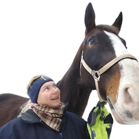 Susanna Mäkipään mukaan epärehellisyys kostautuu hevoskaupassa nopeasti, sillä piirit ovat pienet.