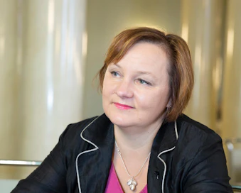 Maa- ja metsätalousvaliokunnan puheenjohtajan Anne Kalmarin (kesk.) mielestä vihreiden maatalouspolitiikka on turmiollista etenkin maan pohjoisosissa.