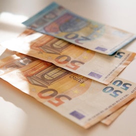 Työntekijän epäillään kavaltaneen Säästöpankilta satojatuhansia euroja.