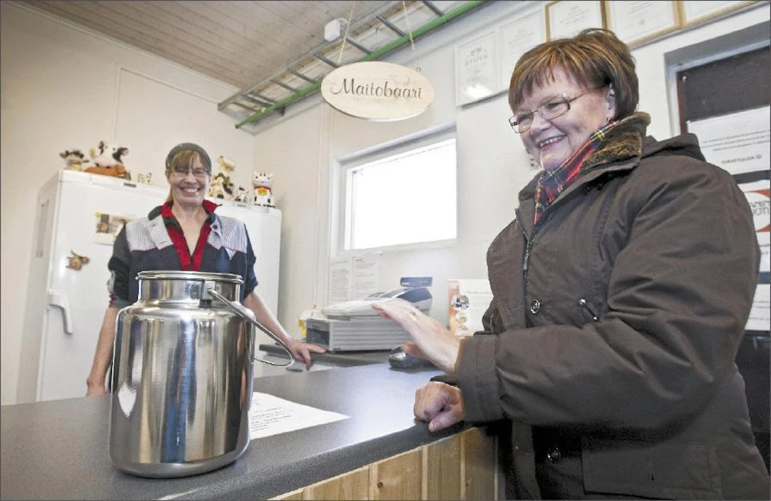 Ahlmanin ammattiopiston maitobaari Tampereella on suosittu tinkimaidon hankintapaikka. Mona Lindberg (vas.) myi viime vuoden keväällä tinkimaitoa Seija Siukolalle. Kari Salonen