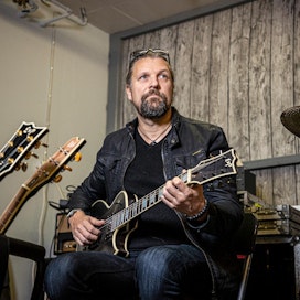 Esa Holopainen on soittanut kitaraa Amorphiksessa 30 vuotta ja säveltänyt suuren osan biiseistä. Tänä vuonna työn alla on soololevy ja ensi vuonna luvassa on Amorphiksen 14. studiolevy.