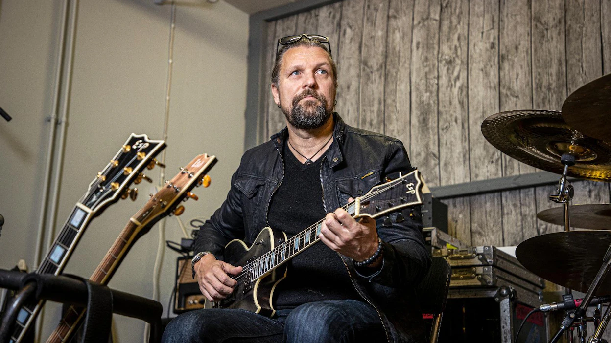 Esa Holopainen on soittanut kitaraa Amorphiksessa 30 vuotta ja säveltänyt suuren osan biiseistä. Tänä vuonna työn alla on soololevy ja ensi vuonna luvassa on Amorphiksen 14. studiolevy.
