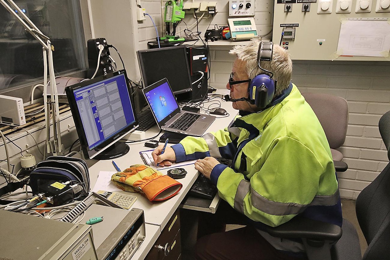 Ari Lemminkäinen vastaa Vakolan toimipisteessä olosuhdekokeista. Osassa mittauksista esimerkiksi traktorin ohjaamossa istuu kokeiden ajan mittauksia tekevä henkilö, jonka kanssa kommunikoidaan radiopuhelimitse.