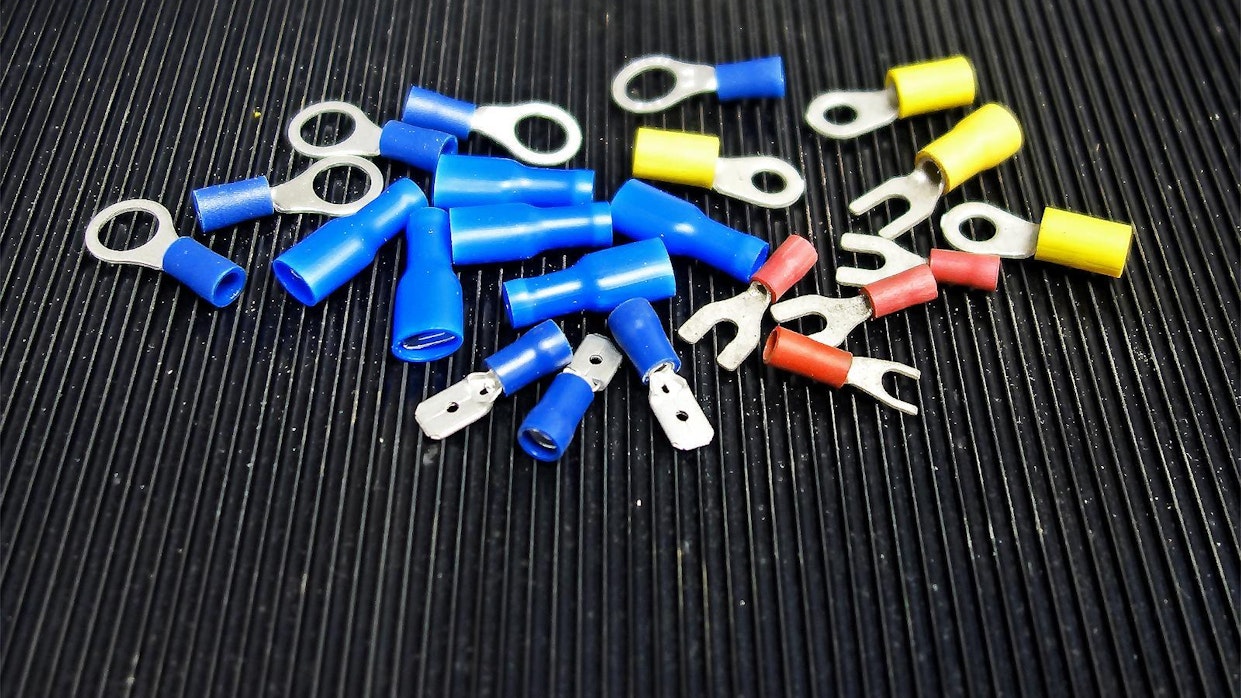 Abiko-liittimet ovat olleet käytössä yli 60 vuotta ja edelleen ne tuntuvat olevan kaikkein yleisin liitintyyppi autojen ja koneiden sähkölaitteiden jälkiasennuksia ja korjauksia tehtäessä. Abiko otti käyttöön värikoodit, jotka ilmaisevat johdinpaksuuden: punainen 0,5–1,5 mm2, sininen 1,5– 2,5 mm2 ja keltainen 2,5–6 mm2.