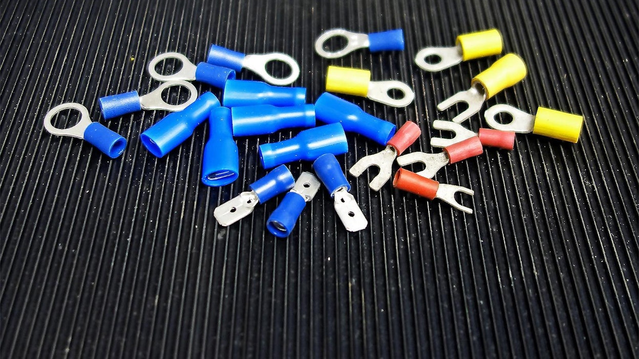 Abiko-liittimet ovat olleet käytössä yli 60 vuotta ja edelleen ne tuntuvat olevan kaikkein yleisin liitintyyppi autojen ja koneiden sähkölaitteiden jälkiasennuksia ja korjauksia tehtäessä. Abiko otti käyttöön värikoodit, jotka ilmaisevat johdinpaksuuden: punainen 0,5–1,5 mm2, sininen 1,5– 2,5 mm2 ja keltainen 2,5–6 mm2.