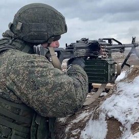 Yhdysvaltain ja sotilasliitto Naton arvion mukaan yhteisharjoituksiin Valko-Venäjällä lähellä Ukrainan rajaa osallistuu noin 30 000 venäläissotilasta. Kuva on sotaharjoituksista viime viikolta. LEHTIKUVA/AFP PHOTO/RUSSIAN DEFENCE MINISTRY