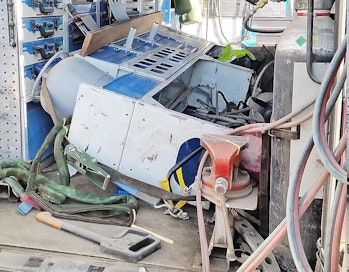 Ajo huonokuntoista metsätietä pitkin tuotti melkoisen sotkun tähän huoltoautoon. Kalusteiden puutteellinen kiinnitys oli pääsyynä tapahtumaan.