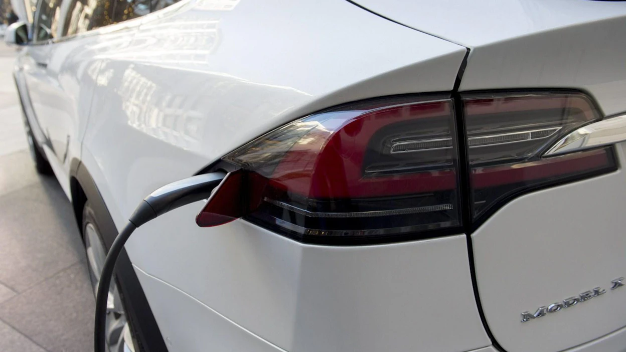 Toimitusjohtaja Elon Muskin mukaan Tesla voisi tuottaa jopa 500 000 autoa ensi vuonna. LEHTIKUVA/AFP