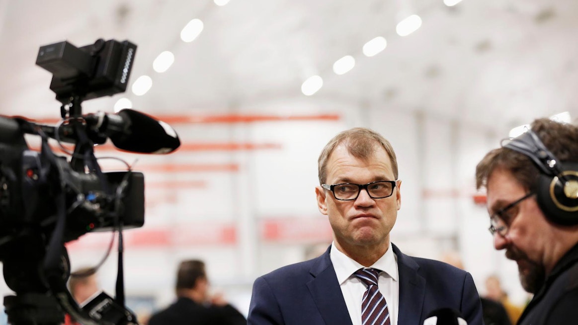 Juha Sipilä on keskustalähteiden mukaan johtanut puoluetta itsevaltaisesti ja muita kuuntelematta. "Hän tuntui halveksuvan 'pikkuasioiden' kanssa kipuilevia kansanedustajia, vaikka monet näistä pikkuasioista olivat maakuntien keskustalaisille valtavan tärkeitä."