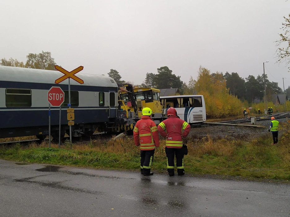 Onnettomuudessa ratatyökone törmäsi koululaisia kuljettaneeseen linja-autoon vartioimattomassa tasoristeyksessä eilen aamulla.