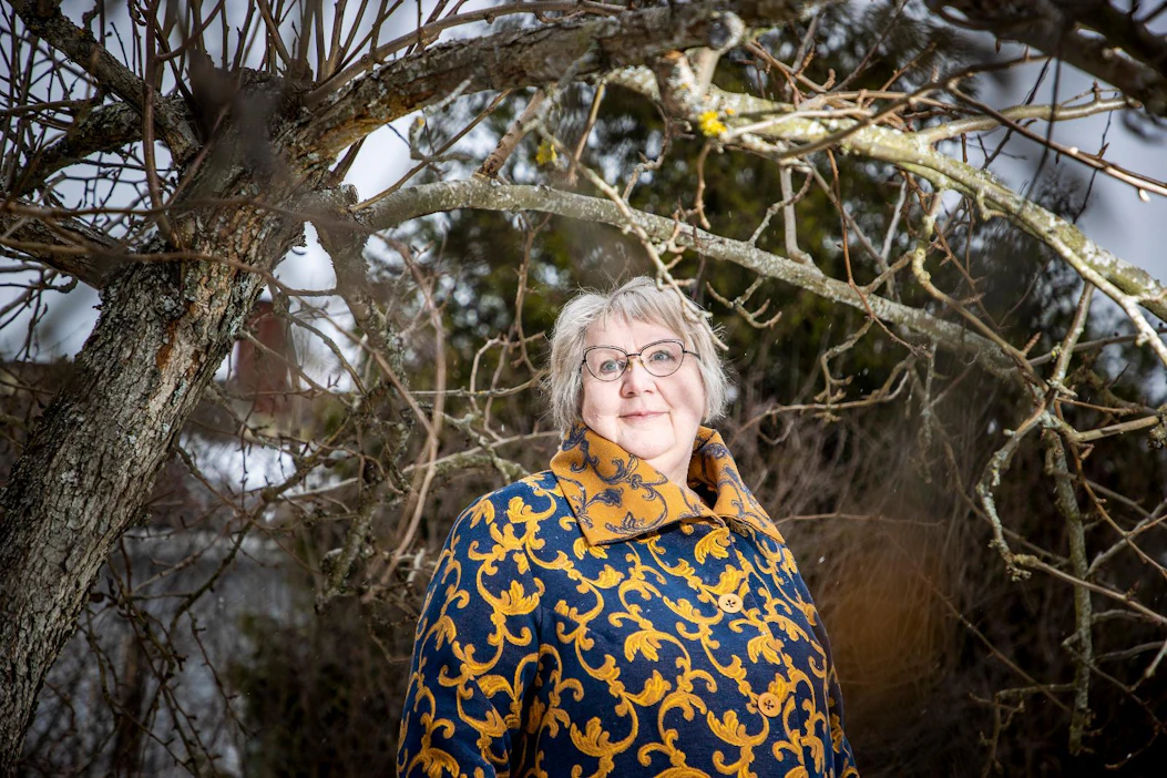 "Olen erakkoluonne, mutta korona-aika on hankalaa ja tylsää jopa minulle. Tuntuu, että päivästä toiseen on keskiviikko", pohtii kirjailija Anneli Kanto.