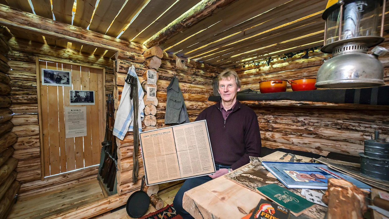 Lasse Autio esittelee venäläisten Soiniin pudottamaa propagandalehtistä. Aidon kokoinen miehistökorsu on sisustettu sota-ajan esineillä.