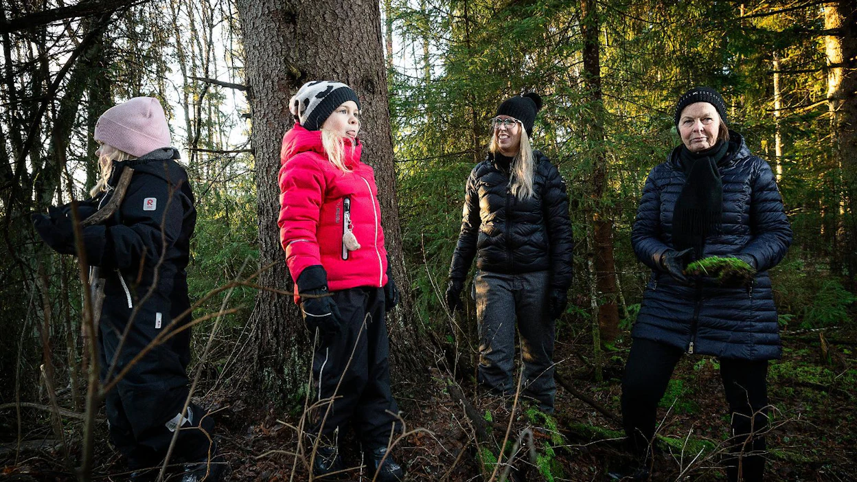 Lyydia (vas.) ja Linnea Soukko ovat olleet metsänomistajia puolisentoista vuotta eli siitä asti, kun Kyllikki Koskela (oik.) lahjoitti osuutensa metsätilasta lapsenlapsilleen. Satu Soukko sai metsän määräaikaisen hallintaoikeuden.