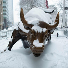 Wall Streetin lähellä sijaitseva pronssinen härkäveistos peittyi maanantaina lumeen New Yorkissa. LEHTIKUVA / AFP