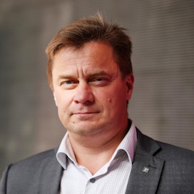 Pertti Hakanen on keskustan kansanedustaja. Hänen sukutilallaan on sianlihan- ja kasvintuotantoa.