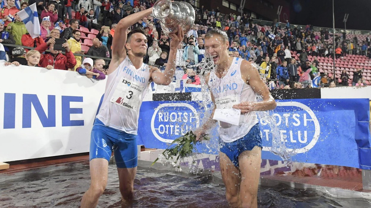 Tuomo Salonen (vas.) ja Topi Raitanen (oik.) juhlivat maaotteluvoittoa Tampereen Ratinan stadionilla syksyllä 2018.