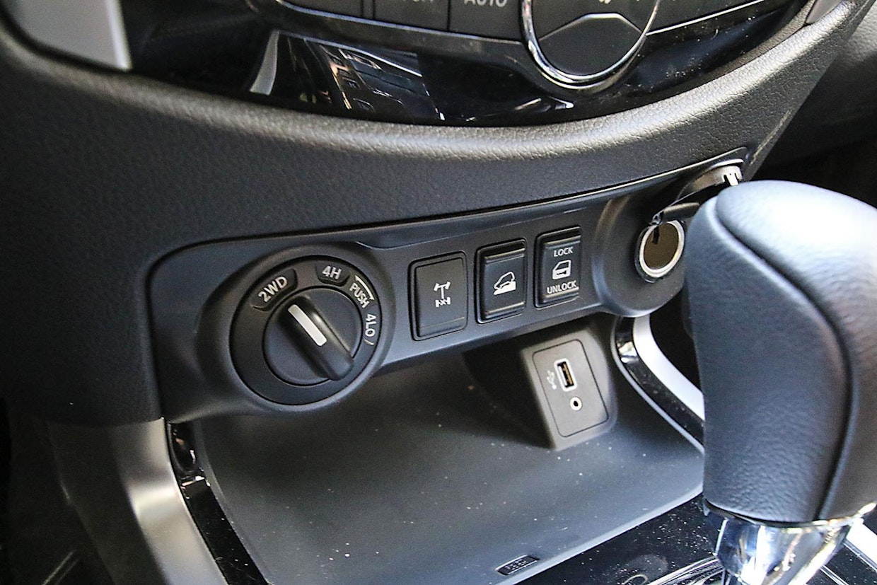 Nissanin nelivedon kytkin toimii sähköisesti. Seuraavasta napista kytketään taka-akselin lukko päälle, samalla vetoluistonesto kytkeytyy pois toiminnasta. Alamäkihidastin saadaan käyttöön myös napin painalluksella.